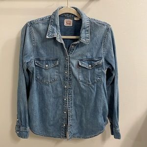 Levi’s essential western denim shirt / Medium wash/ Size medium